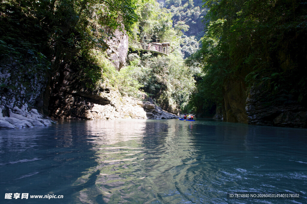 恩施清幽河谷的澄澈碧水