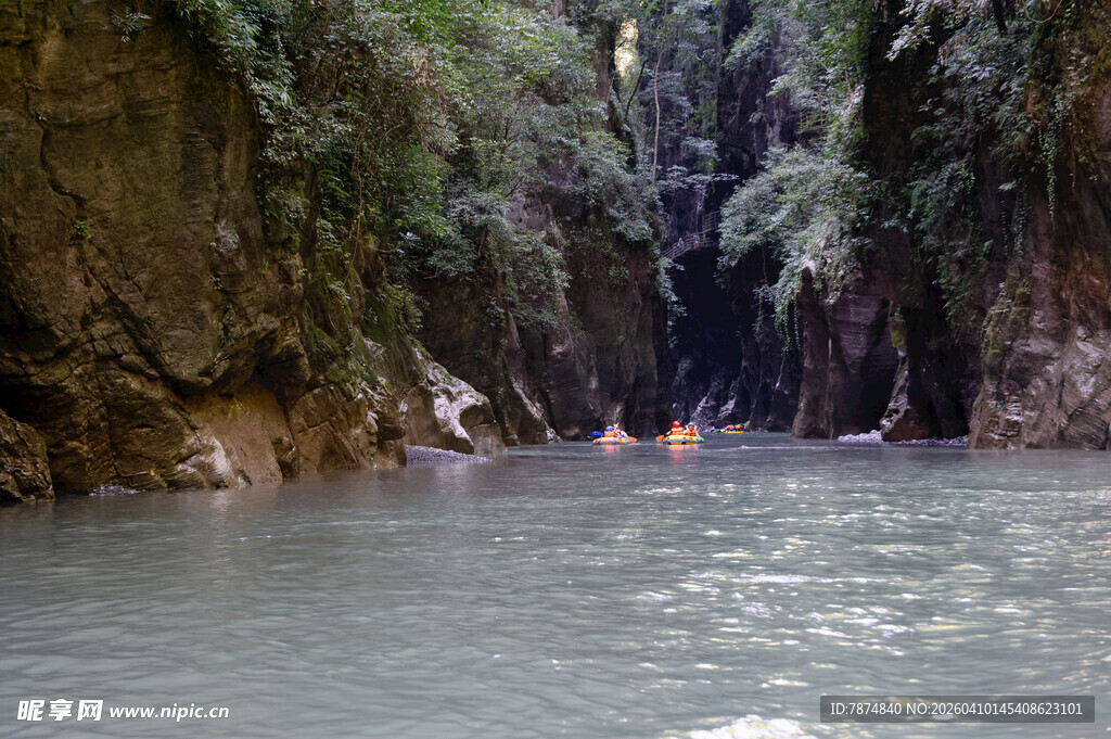 恩施峡谷中漂流的游客