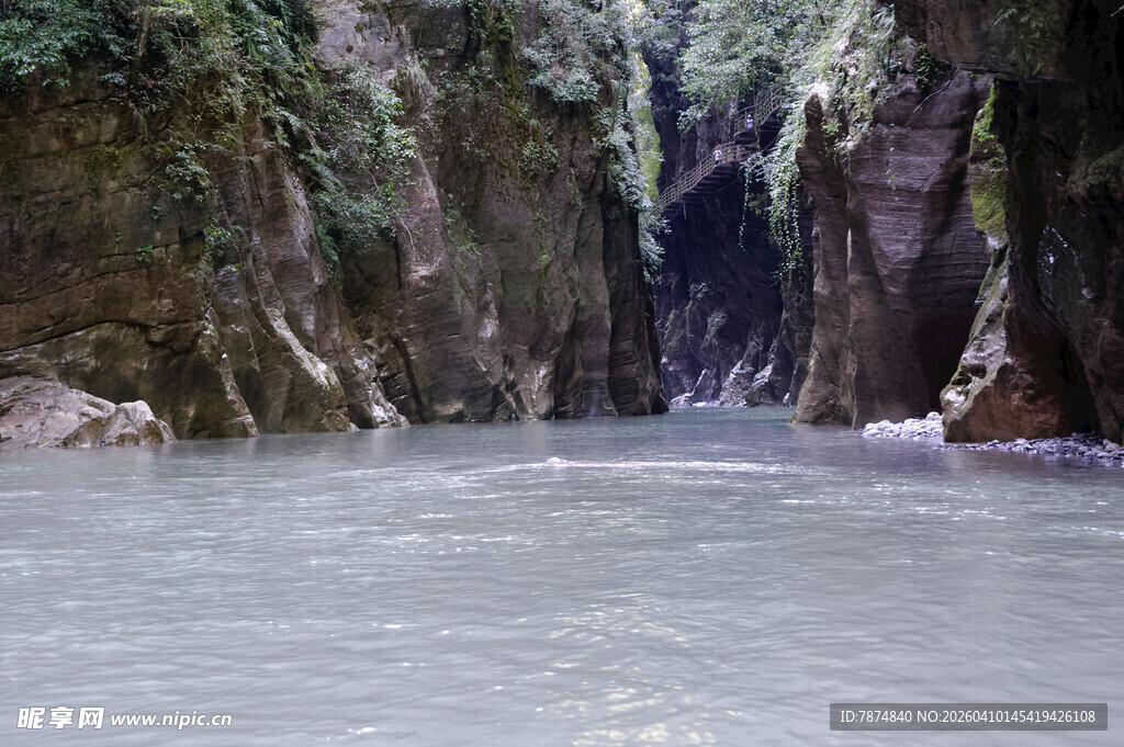 恩施峡谷中的宁静河流