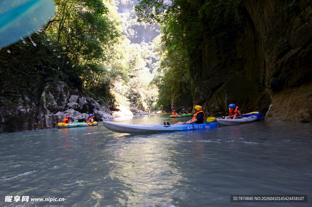 恩施峡谷中皮划艇漂流美景
