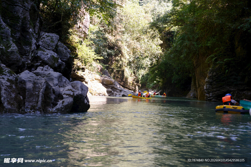 恩施峡谷漂流探险美景