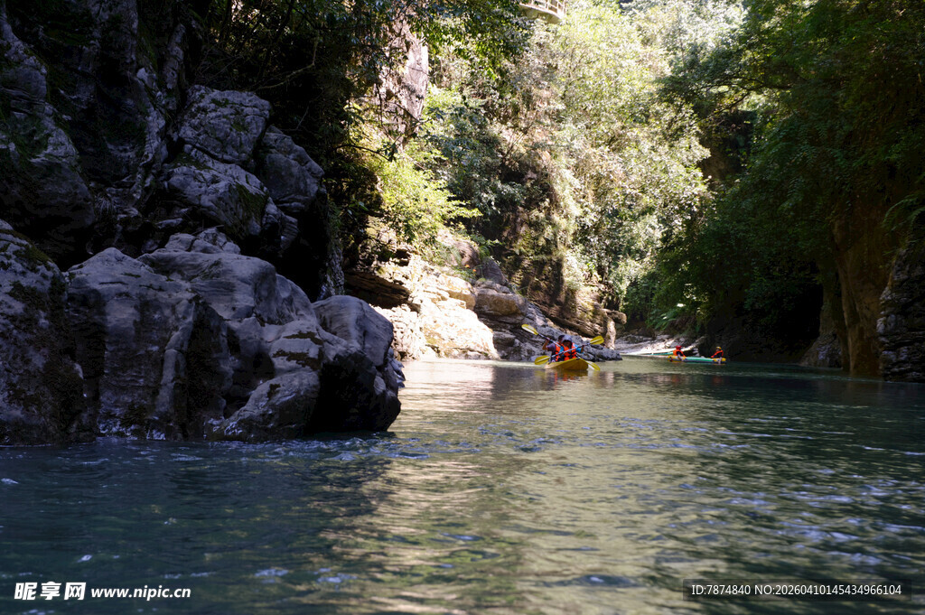 恩施峡谷中漂流的黄色皮划艇