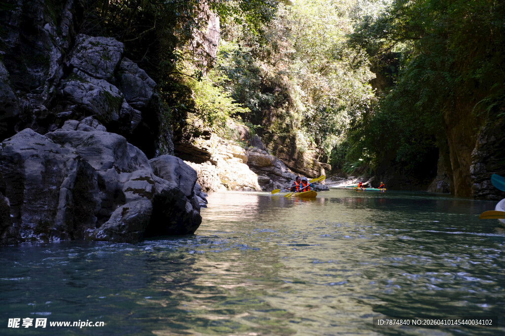 恩施峡谷河道中的皮划艇之旅