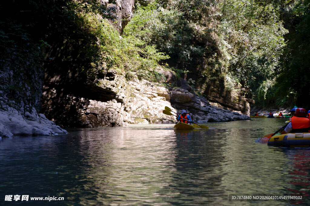 恩施河上漂流者的惬意时光