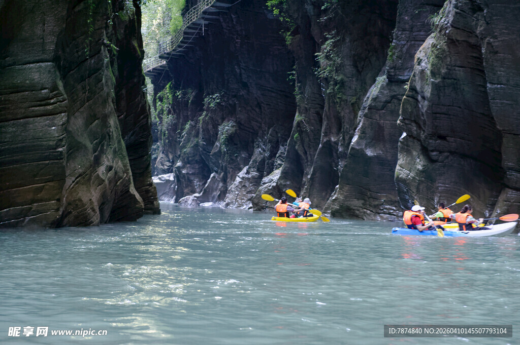恩施峡谷中皮划艇漂流景象