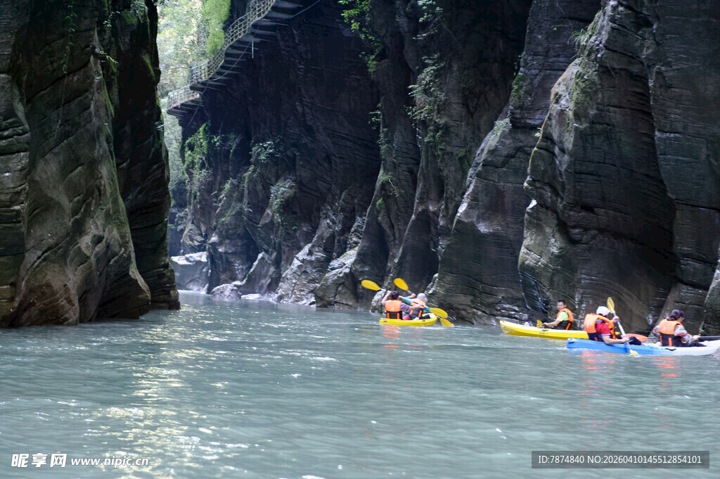 恩施峡谷中皮划艇漂流景象