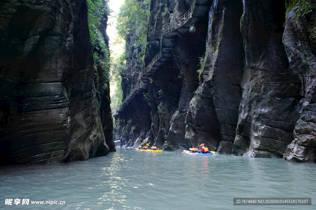恩施峡谷漂流景象