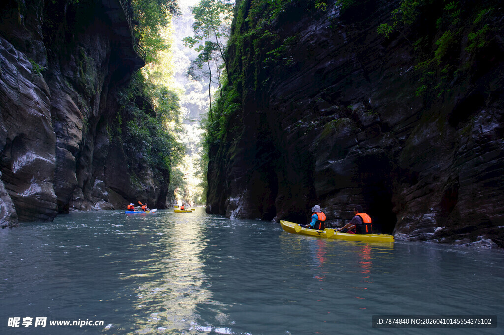 恩施峡谷中皮划艇探险之旅