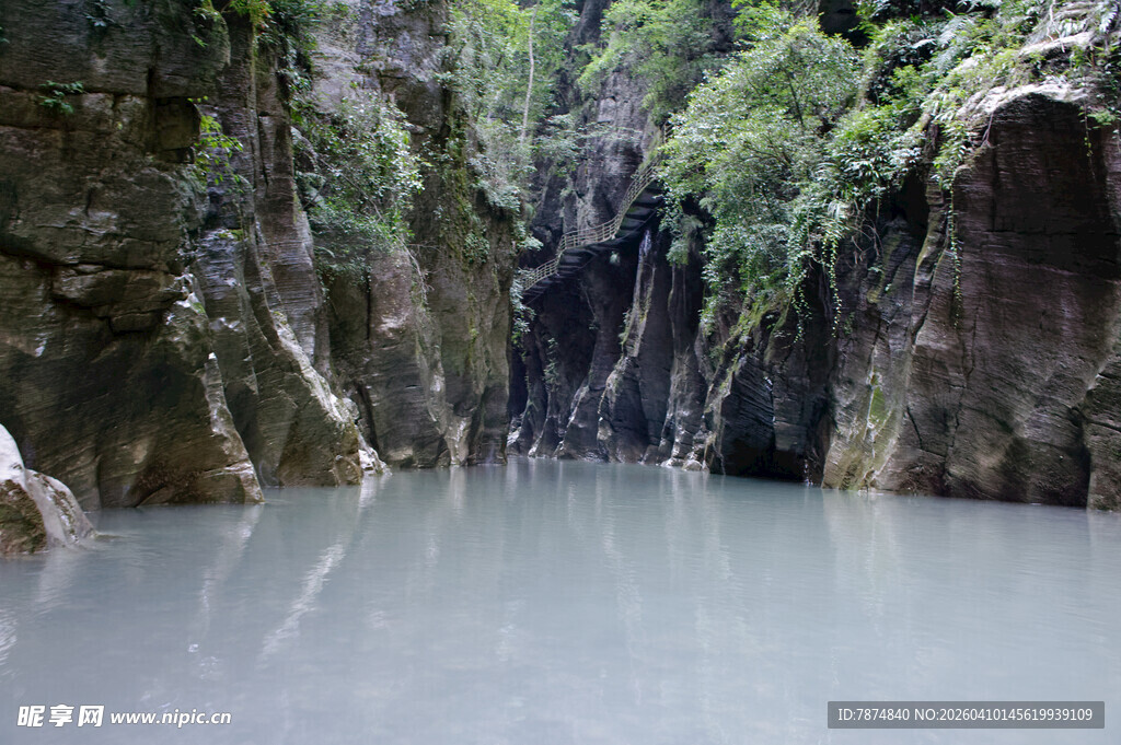 恩施峡谷中的静谧水域