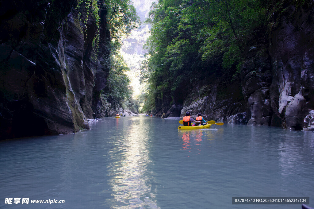恩施峡谷河道中的皮划艇之旅