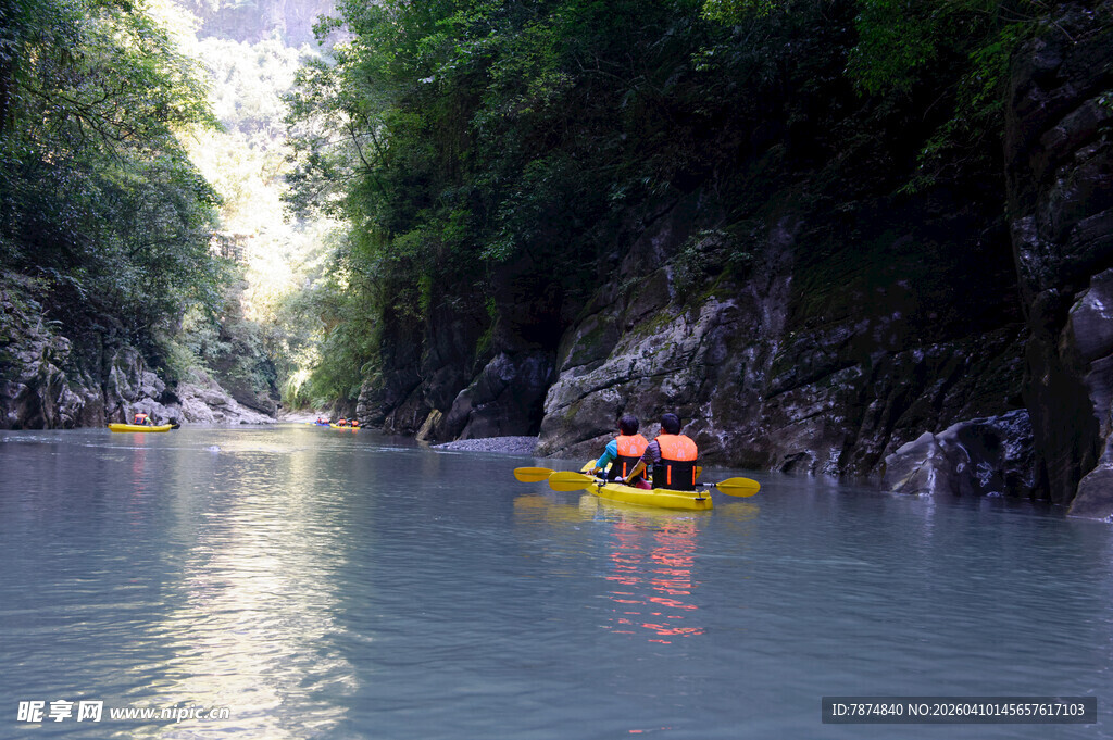 恩施峡谷中皮划艇漂流景象