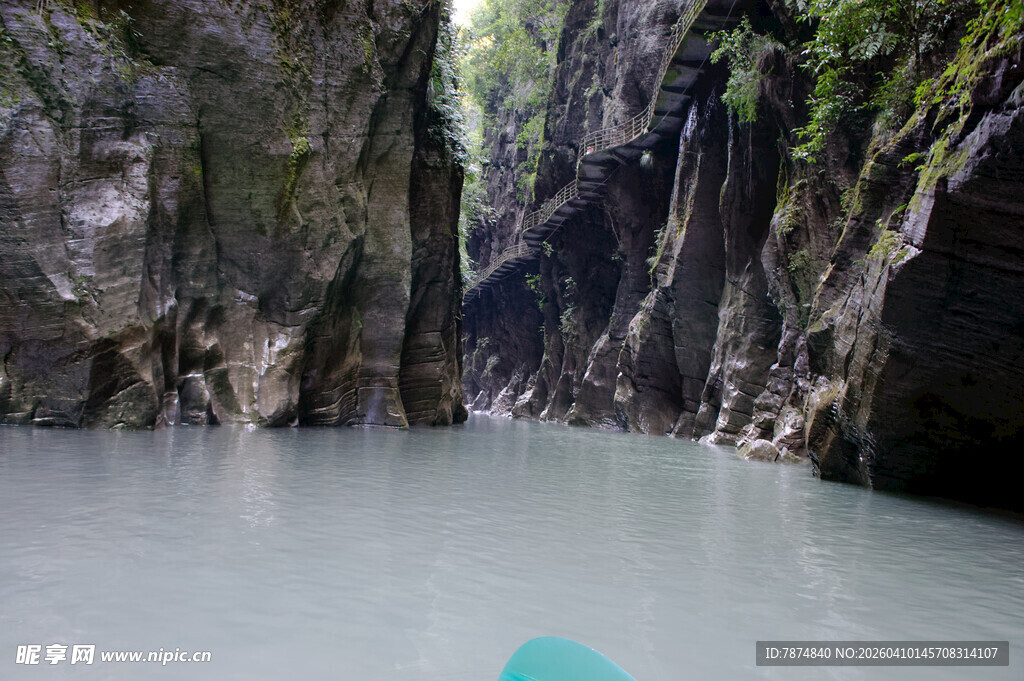 恩施峡谷中泛舟的静谧美景