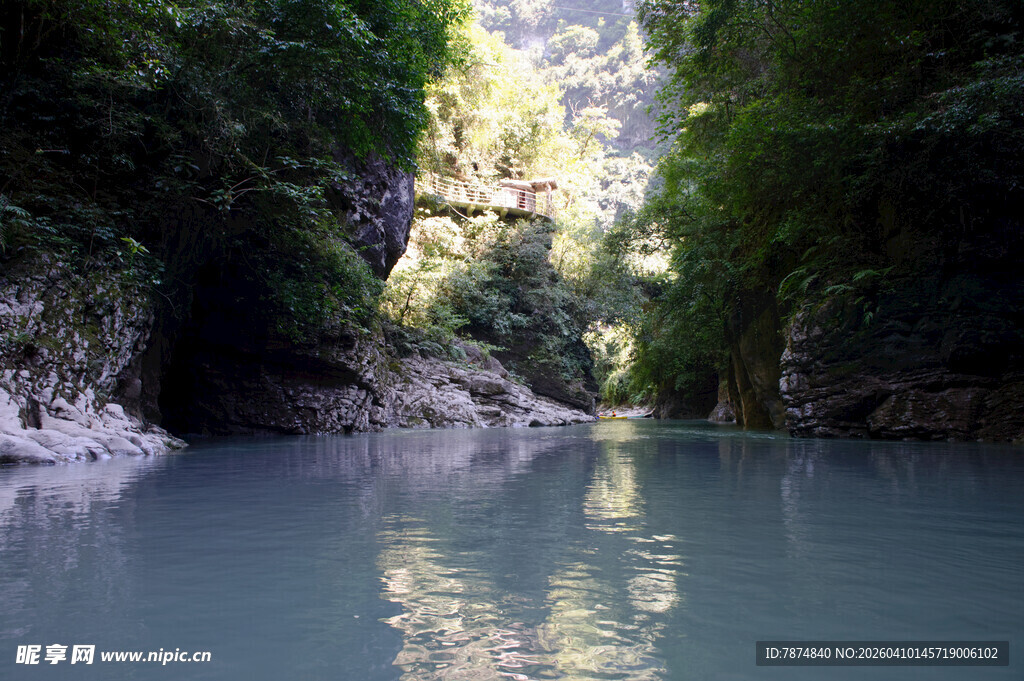 恩施峡谷碧水 静谧自然景致