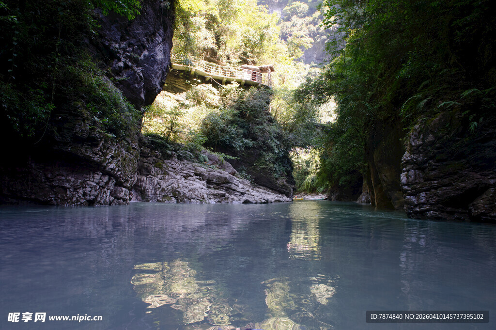恩施峡谷碧水间的自然美景