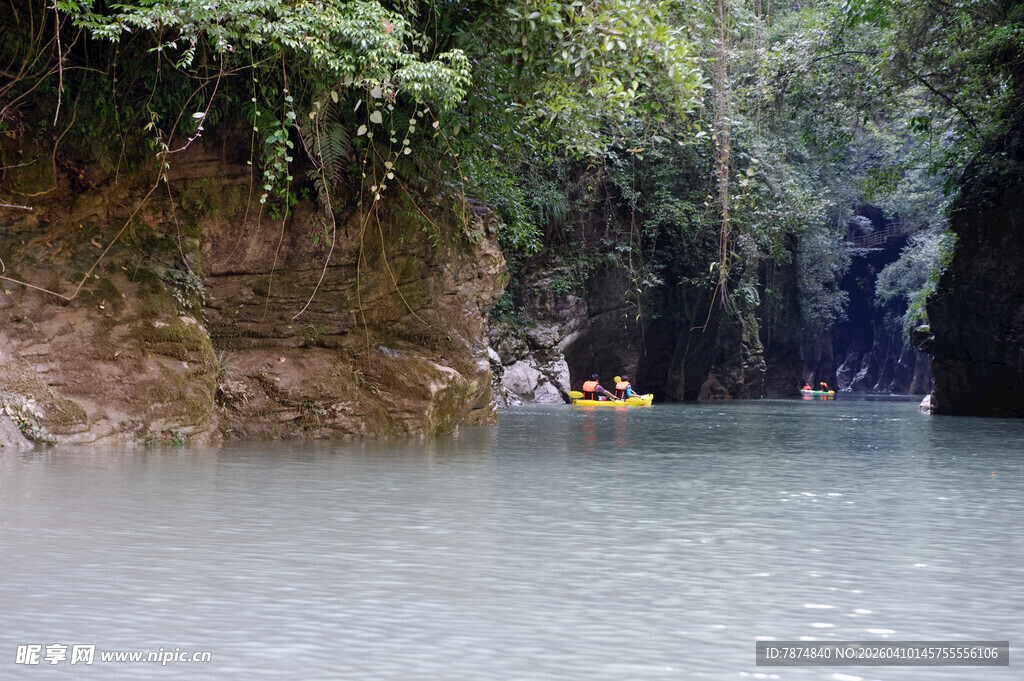 恩施峡谷河道中的皮划艇之旅