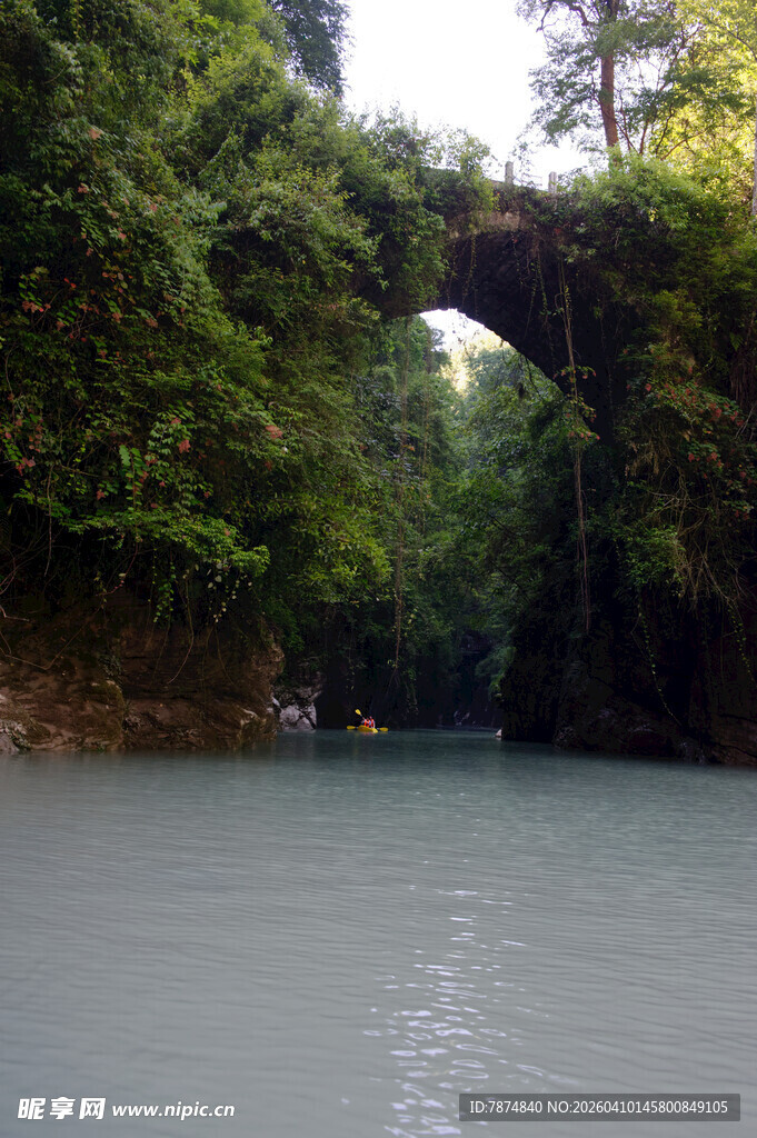 恩施天然石拱桥下的宁静水域