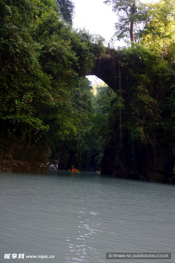 恩施天然石拱桥下的河流景观