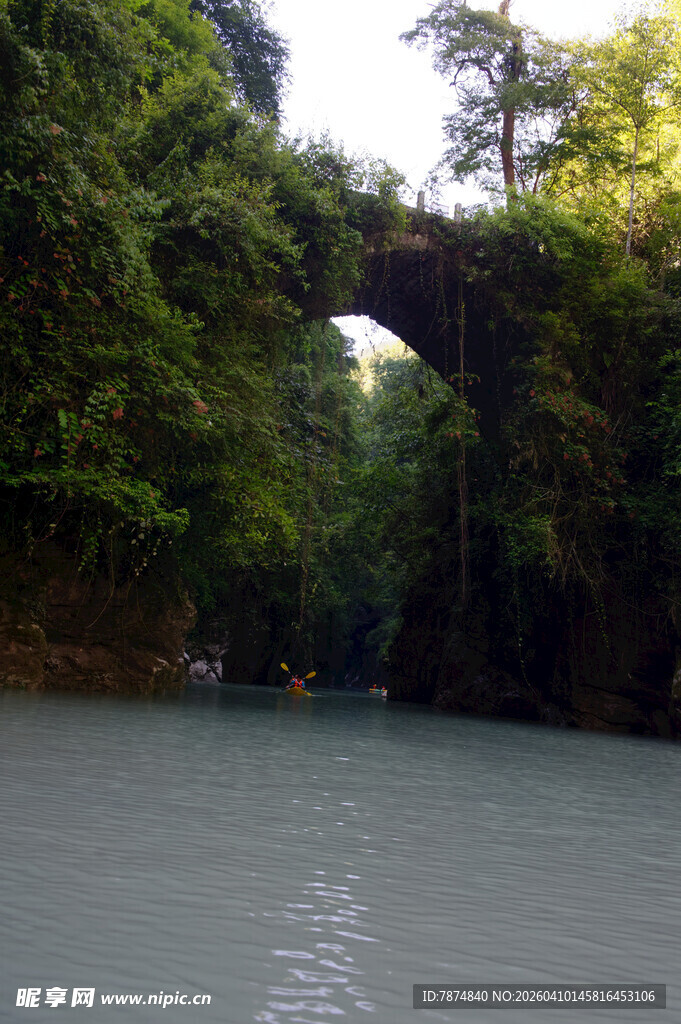 恩施青山绿水间的静谧河道
