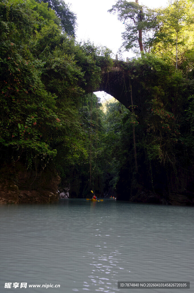 恩施峡谷间的水上石桥景观