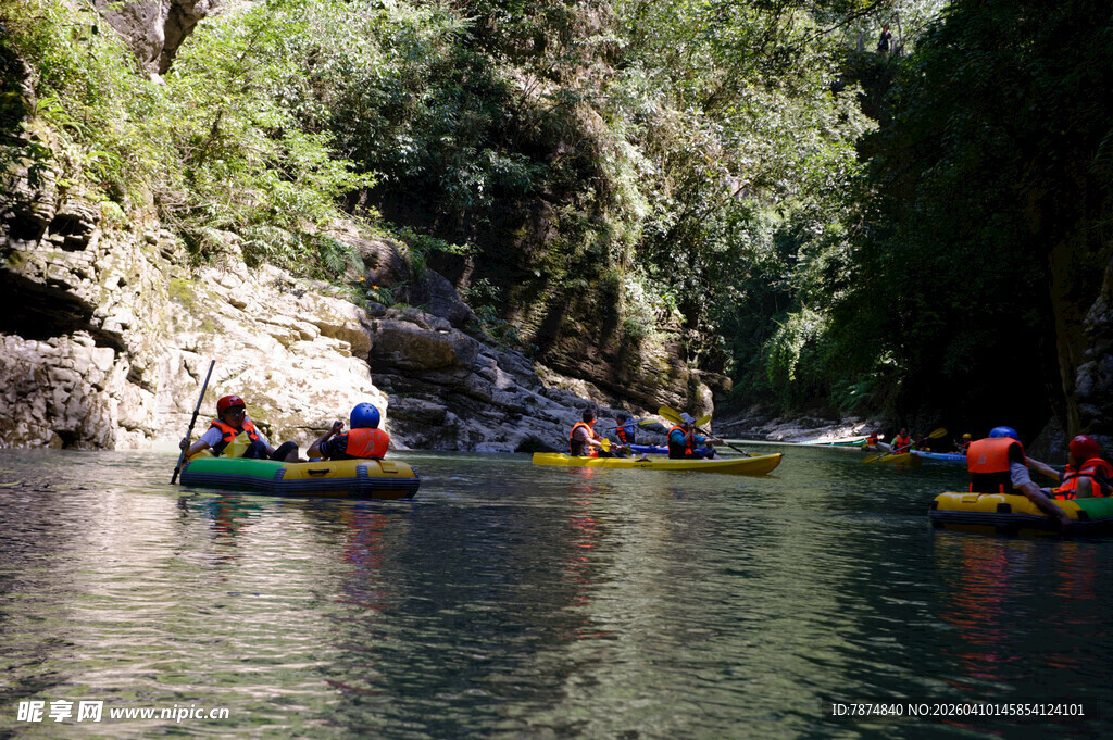恩施河上漂流者的精彩瞬间