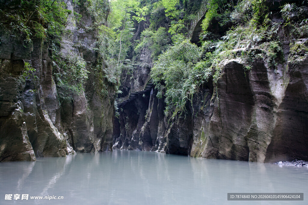 恩施峡谷碧水间的自然美景