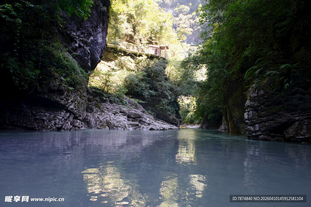 恩施峡谷中的静谧水面