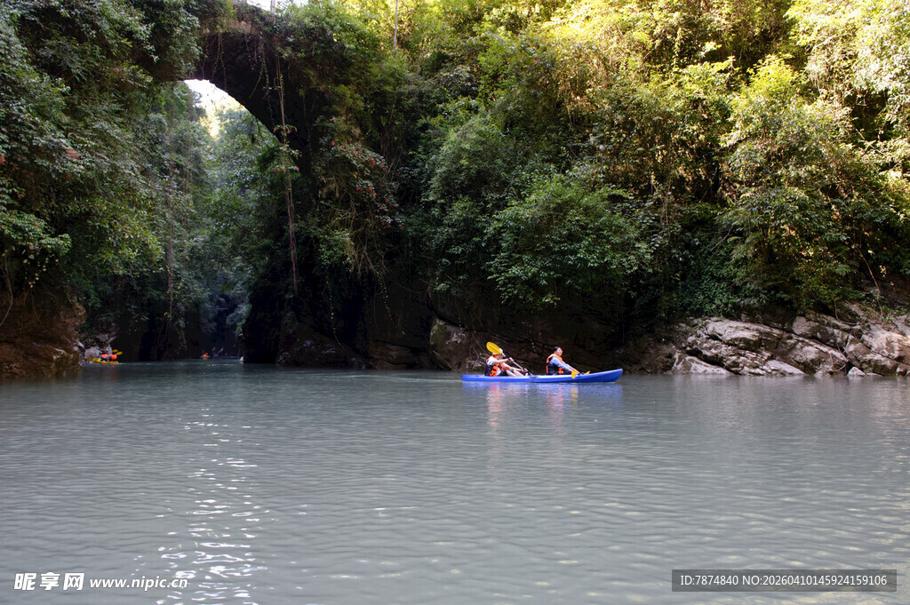 恩施河上泛舟赏两岸葱郁景色