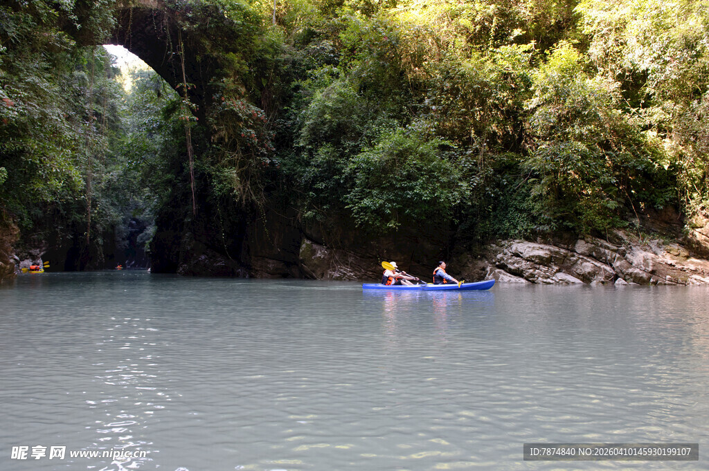 恩施河上泛舟过天然石拱桥