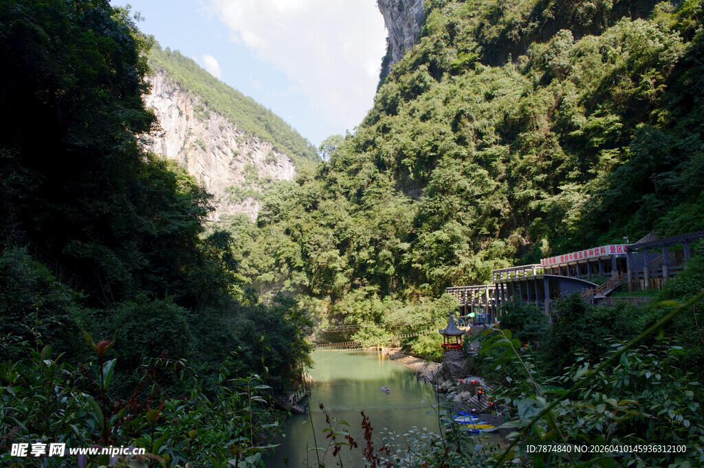恩施山间河谷美景