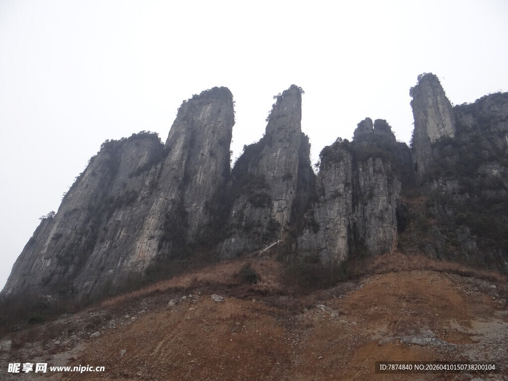 恩施巍峨嶙峋的奇特山峰
