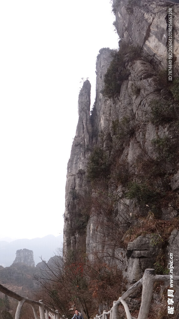 恩施险峻山间栈道景观