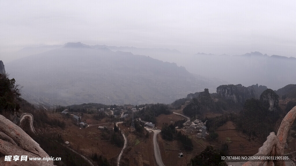 恩施山间朦胧景色