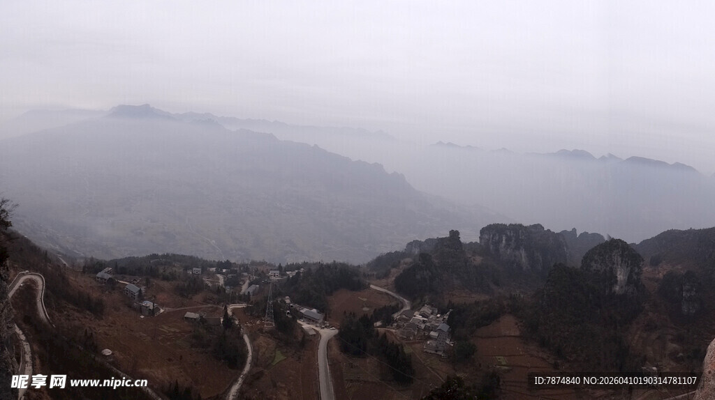 恩施山间雾霭中的蜿蜒公路