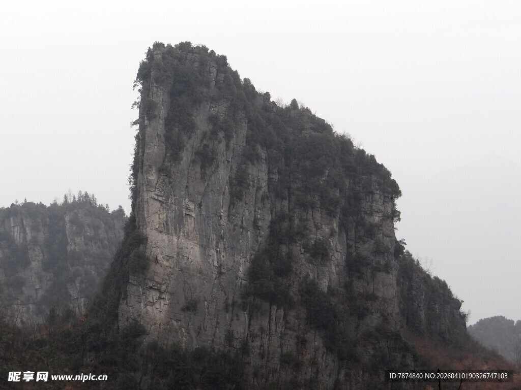 恩施巍峨嶙峋的奇特山峰