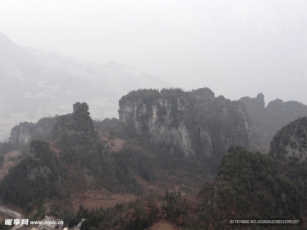 恩施雾中奇峻山峦景色