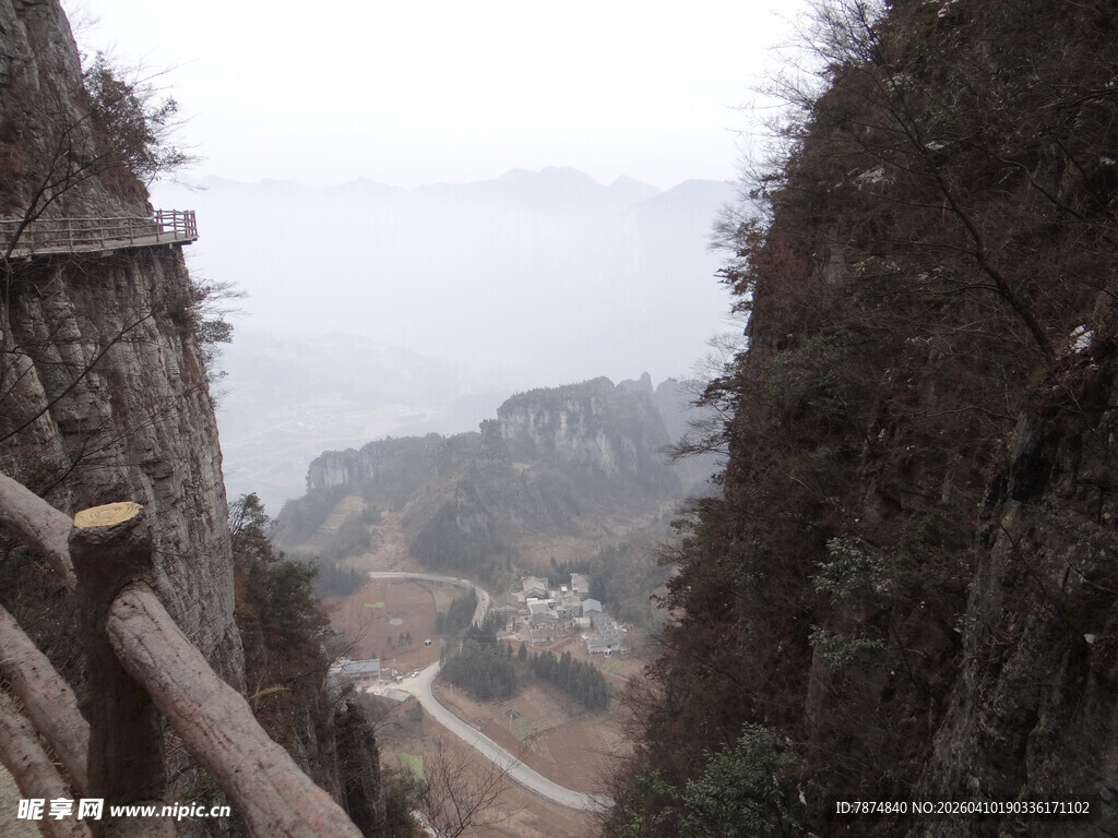 恩施山间栈道景色