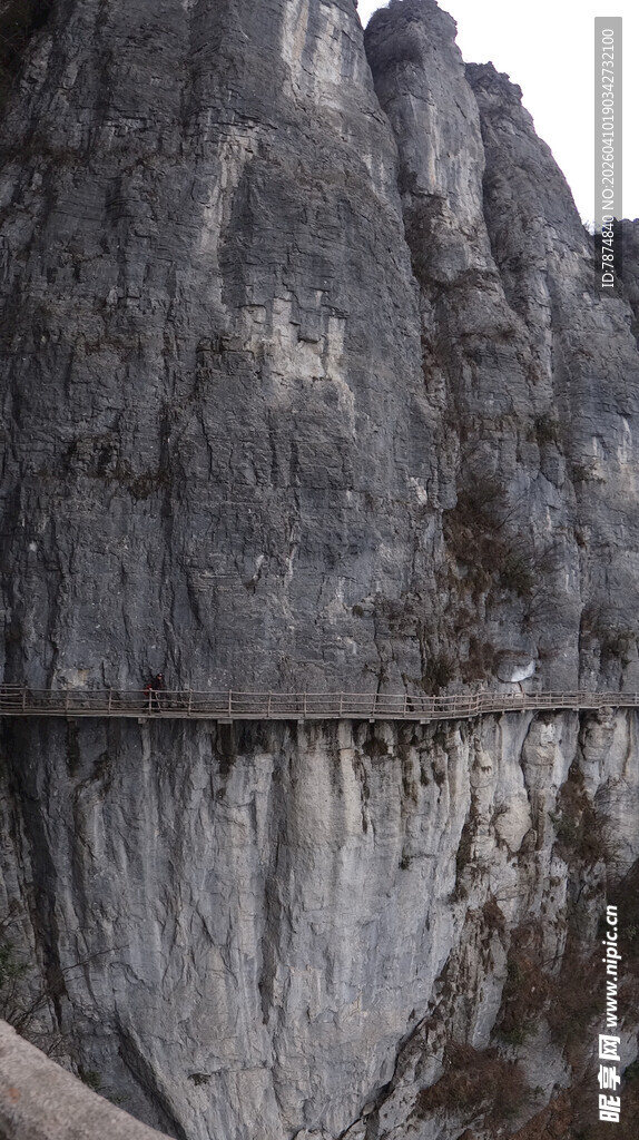 恩施悬崖边的险峻栈道