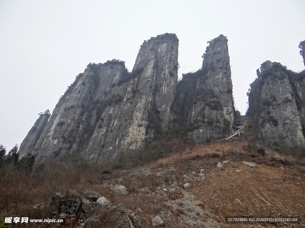 恩施巍峨嶙峋的奇特山峰