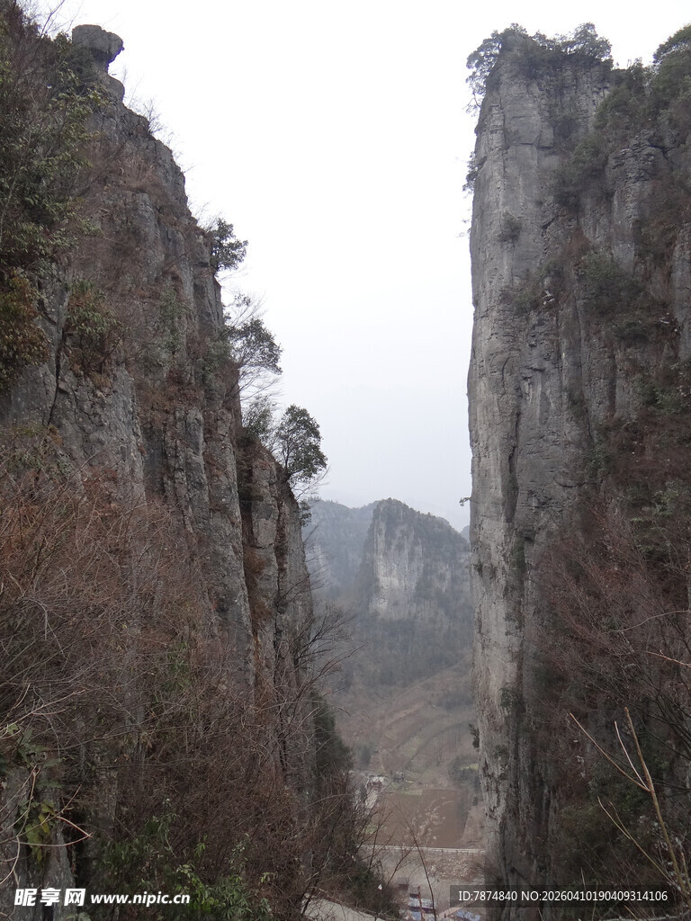 恩施险峻山间景