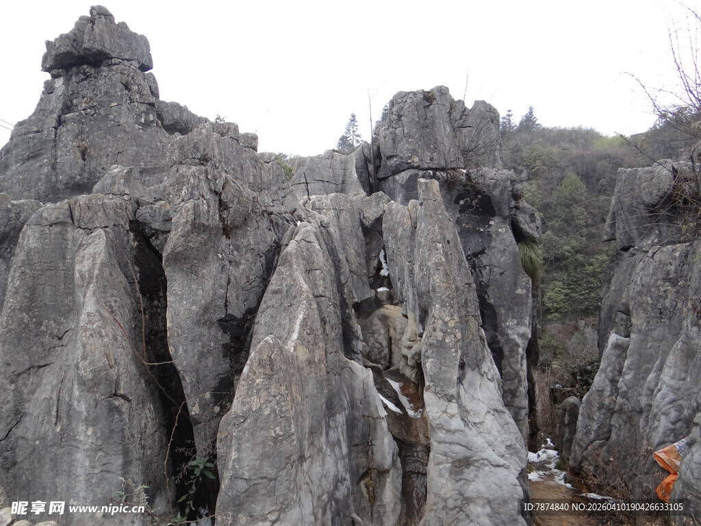 恩施奇特嶙峋的灰色岩石景观