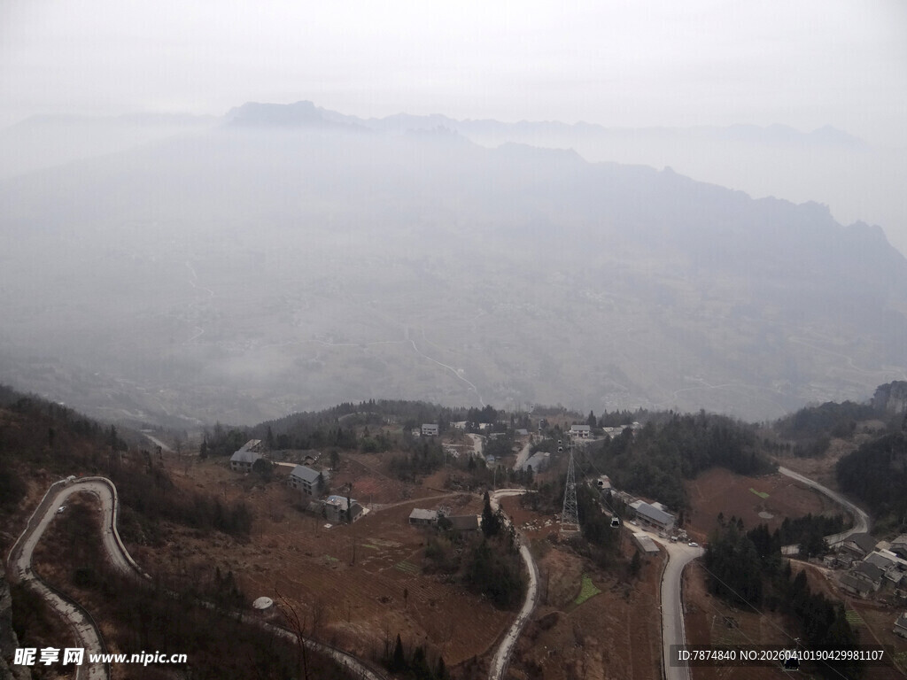 恩施山间蜿蜒公路与朦胧远景