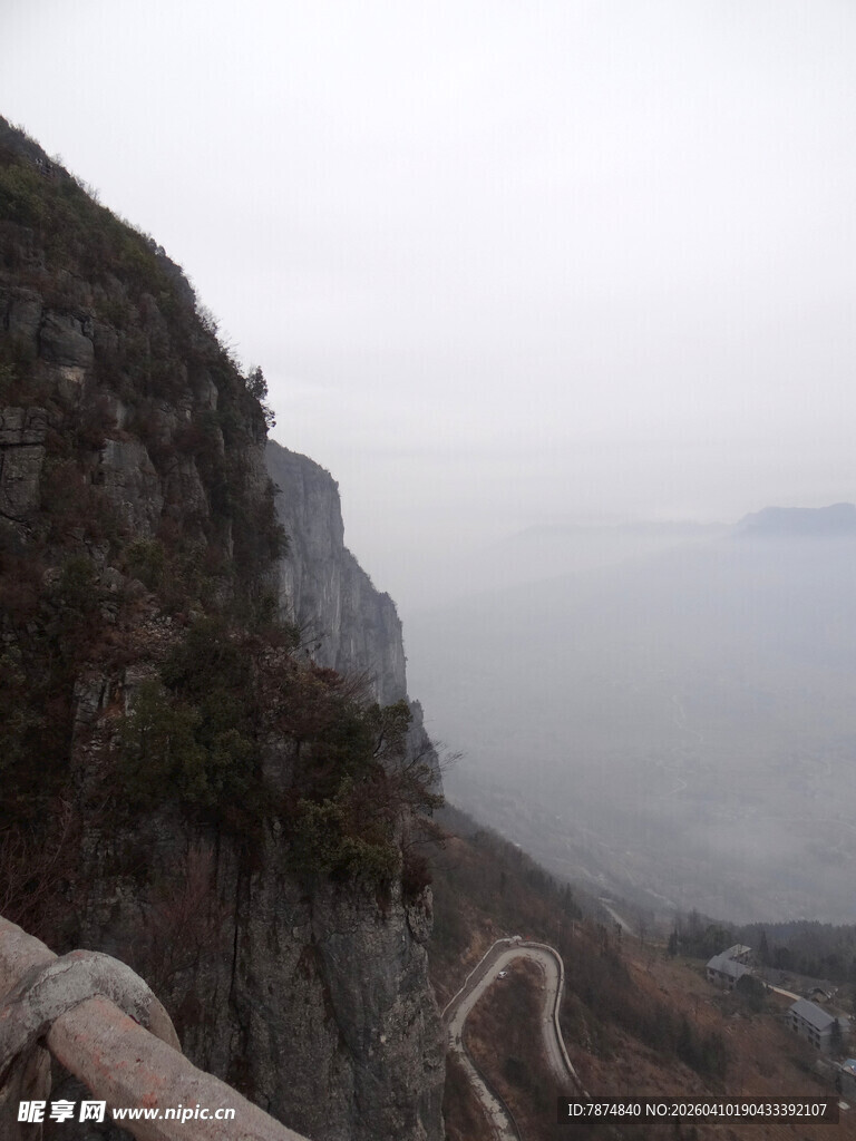 恩施山间雾霭中的蜿蜒栈道