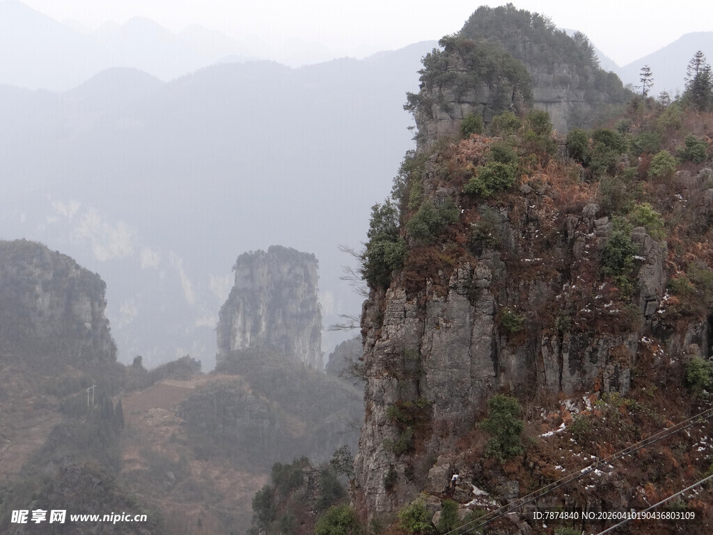 恩施雾中山峰景观