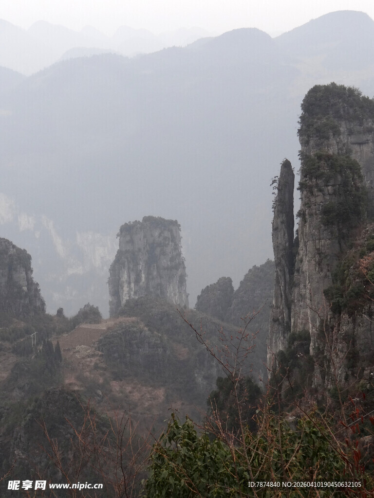 恩施壮观奇峰林立的山间景色