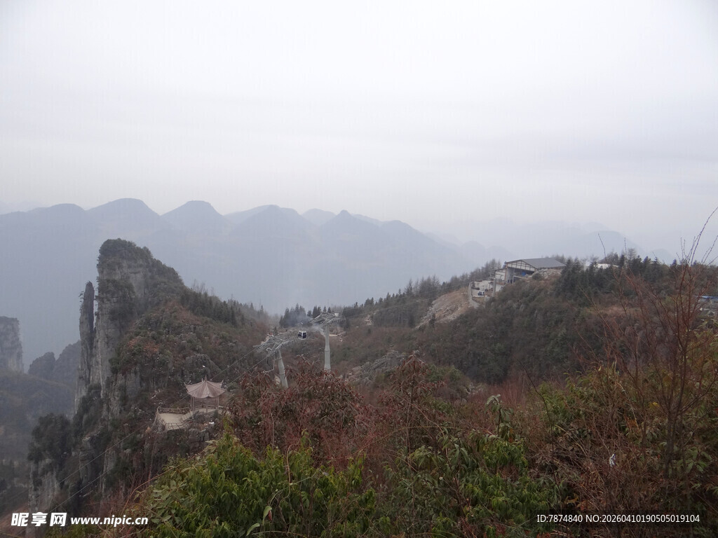 恩施雾中险峻山峦景色