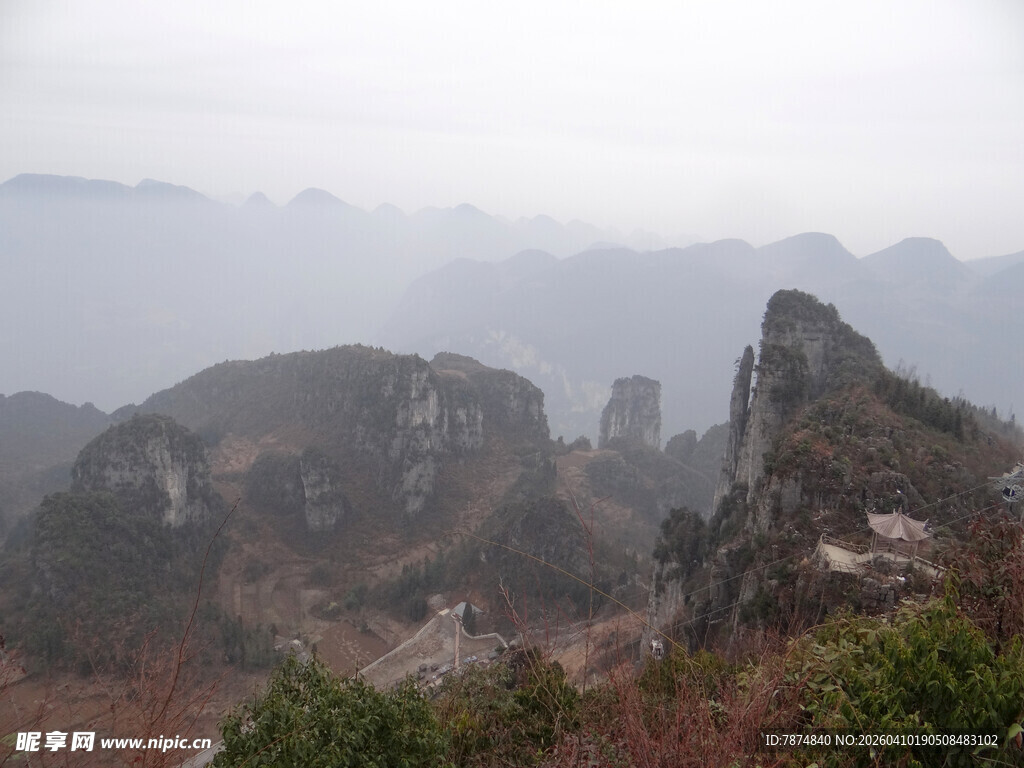 恩施雾中峻峭山峦美景