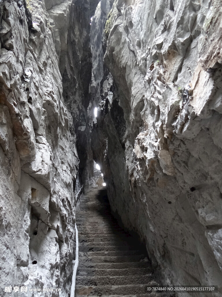 恩施狭窄岩壁间的石阶小道