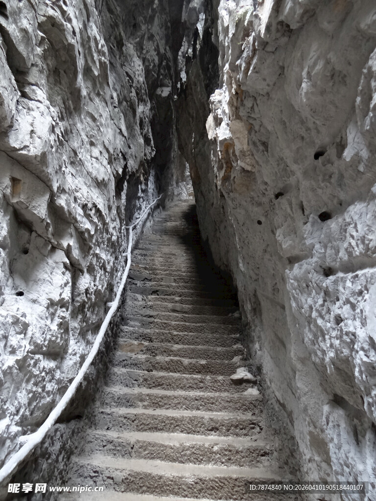 恩施狭窄山间石阶通道