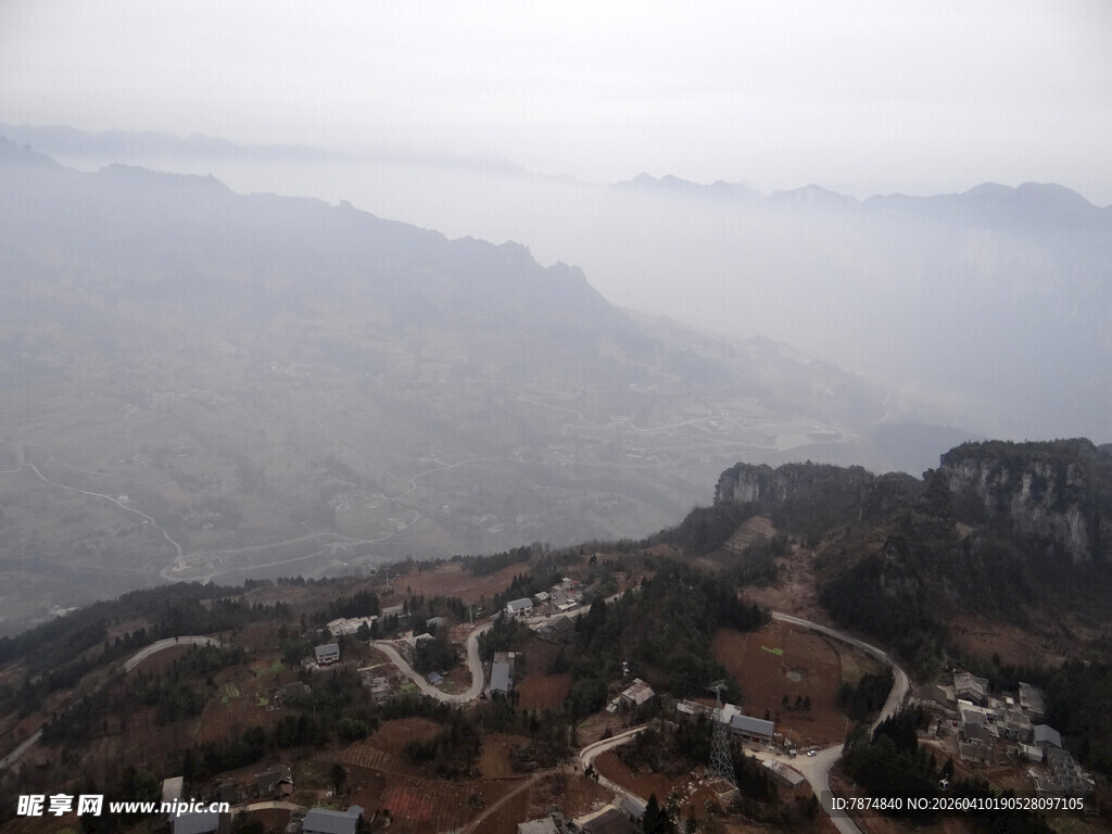 恩施山间云雾缭绕的蜿蜒公路