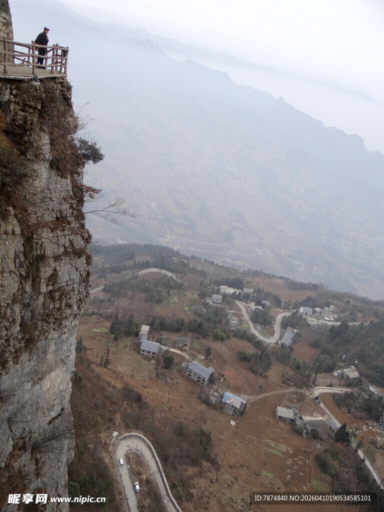 恩施悬崖观景台俯瞰壮丽风光